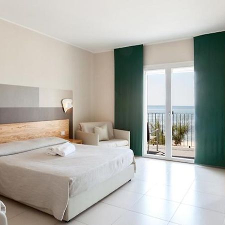 Hotel La Spiaggia Torre Lapillo Esterno foto