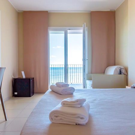 Hotel La Spiaggia Torre Lapillo Esterno foto