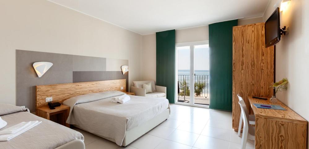 Hotel La Spiaggia Torre Lapillo Esterno foto