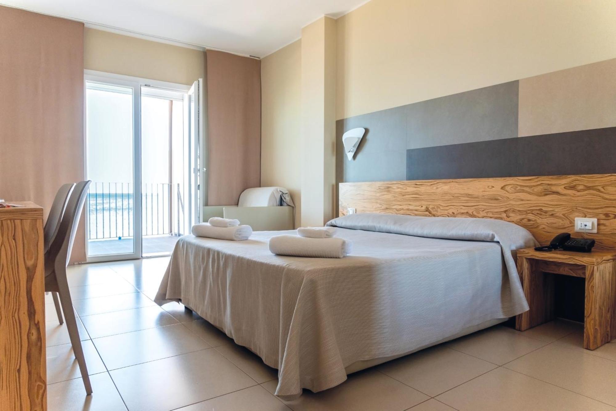 Hotel La Spiaggia Torre Lapillo Esterno foto