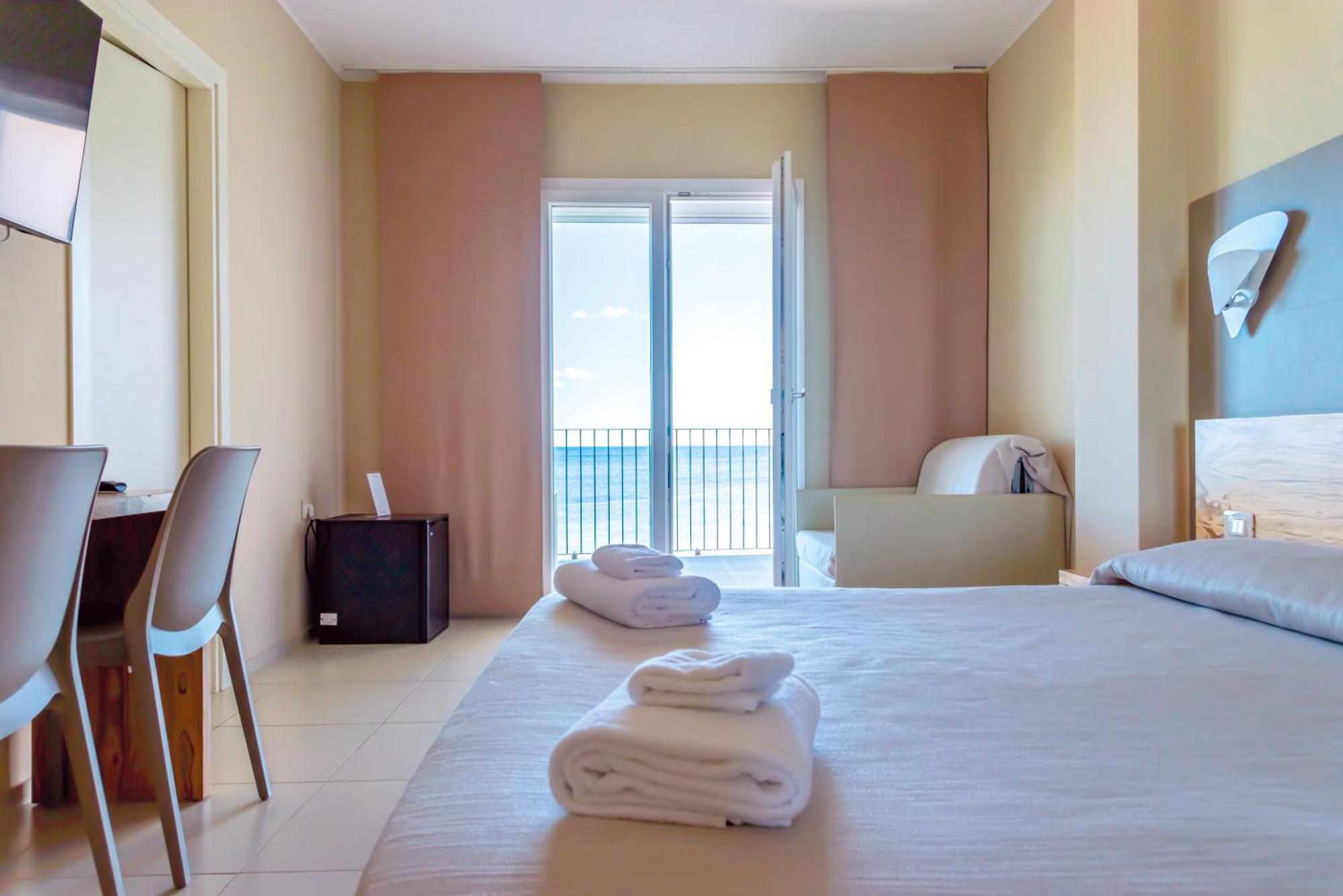 Hotel La Spiaggia Torre Lapillo Esterno foto